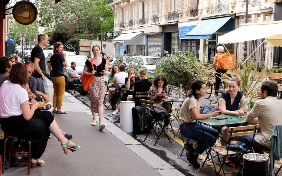 découvrez comment les nuisances sonores des terrasses à paris impactent la tranquillité des riverains. conseils pour mieux gérer le bruit et améliorer votre qualité de vie dans la capitale.