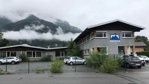 découvrez l'école artistique de sallanches, un lieu unique où la créativité s'épanouit à travers des cours variés en arts visuels, musique, danse et théâtre. rejoignez notre communauté d'artistes en herbe et développez votre talent dans une ambiance inspirante.