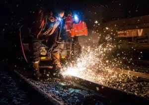 découvrez l'atmosphère unique d'un chantier nocturne, où l'obscurité révèle des lumières fascinantes et une activité intense. plongez dans l'univers du travail de nuit, où les ouvriers s'affairent pour façonner l'avenir tout en respectant les délais. une expérience captivante à explorer.