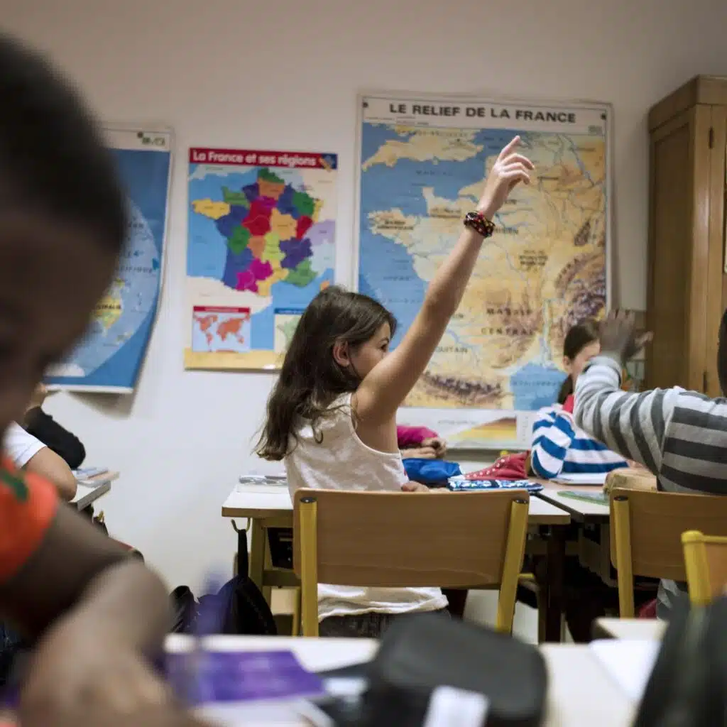 découvrez comment les élèves d'une école mobilisent la communauté en alertant leurs voisins sur des enjeux locaux. un engagement inspirant pour renforcer les liens et promouvoir la sécurité au sein du quartier.